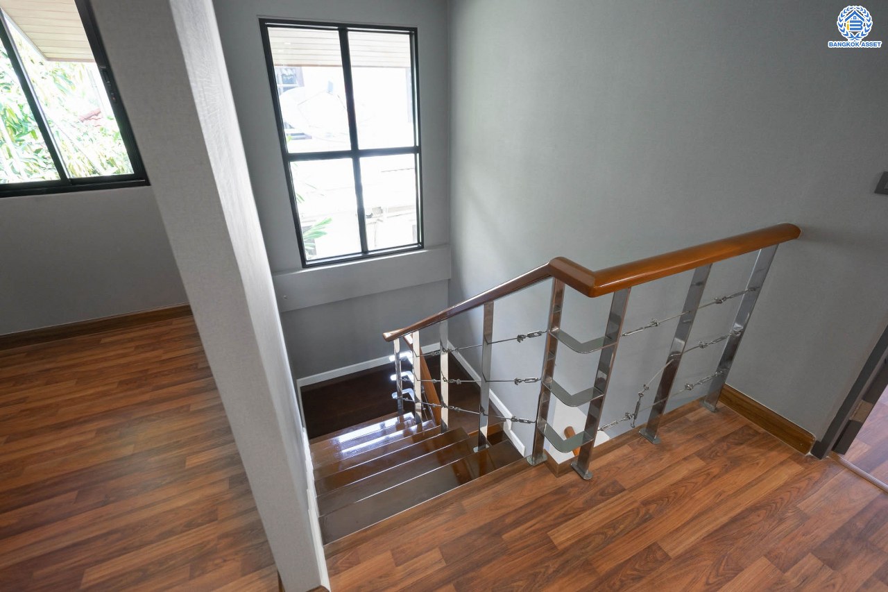 บ้านมือสองตกแต่งใหม่ โครงการ เมืองเอก โครงการ8  วิภาวดี-รังสิต บ้านเดี่ยวหลังใหญ่ บนเนื้อที่ 105 ตร.ว. พื้นที่ใช้สอยเยอะถึง 444 ตร.ม. พร้อมฟังก์ชัน 3 ห้องนอน 5 ห้องน้ำ 1 ห้องอเนกประสงค์ 1 ห้องแม่บ้าน จอดรถได้ 2 คัน สุดยอดทำเล เชื่อมต่อทุกการเดินทาง ใกล้จุดขึ้นทางด่วน "ศรีสมาน" และมหาวิทยาลัยรังสิต